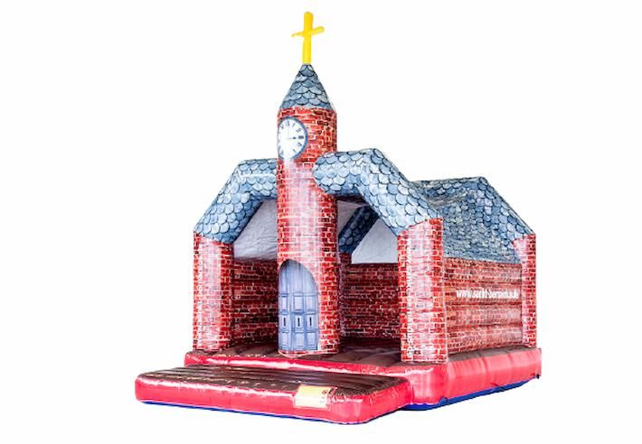 maatwerk springkussen in de vorm van een kerk gemaakt voor Sank Bernardus